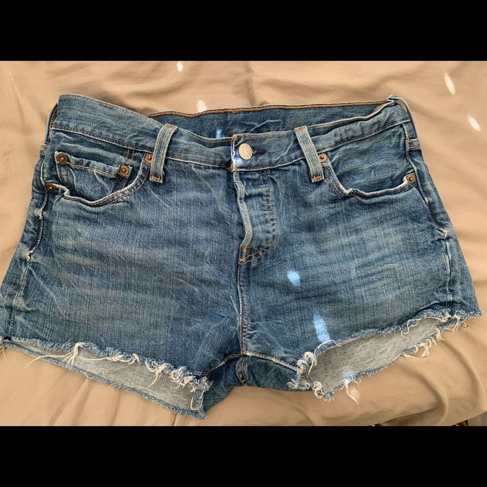 BEAUTIFUL Levis 501’s. Fit like a small. Perfect thrift find.